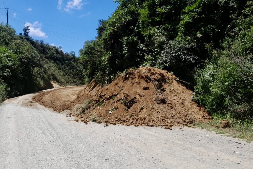 ✅ Iniciamos los trabajos de mantenimiento emergente y periódico de la vía 🚧[#ElCisne - #SantaTeresita - #Ambocas]. ⚠️ Conducir con precaución #SabemosTrabajar 🚜