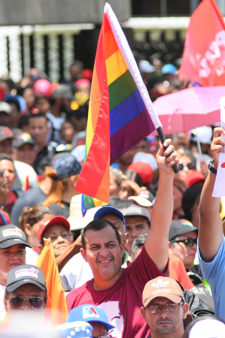 PartidoPSUV's tweet photo. (+FOTOS) 📸

Tomamos las calles de Caracas para recordar la victoria popular del 13 de abril de 2002 junto al pueblo, respaldando al presidente Hugo Chávez luego del golpe de Estado perpetrado en su contra.

#Todo11TieneSu13 https://t.co/nW9BA9ckCn