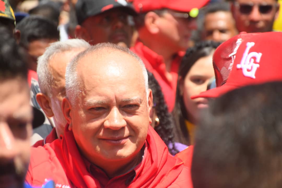 PartidoPSUV's tweet photo. (+FOTOS) 📸

Tomamos las calles de Caracas para recordar la victoria popular del 13 de abril de 2002 junto al pueblo, respaldando al presidente Hugo Chávez luego del golpe de Estado perpetrado en su contra.

#Todo11TieneSu13 https://t.co/nW9BA9ckCn