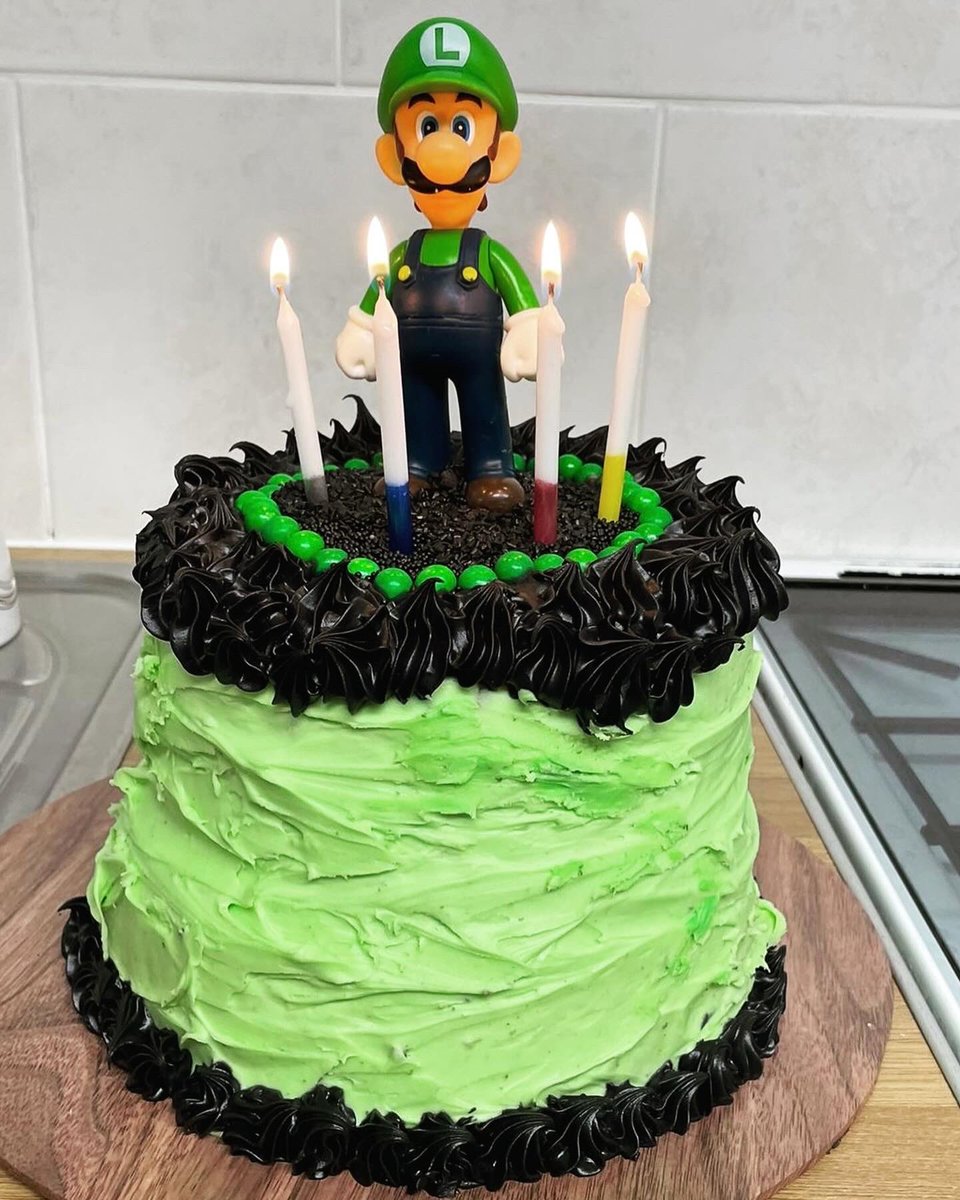 This year’s cake. #Luigi 💚🖤💚🖤