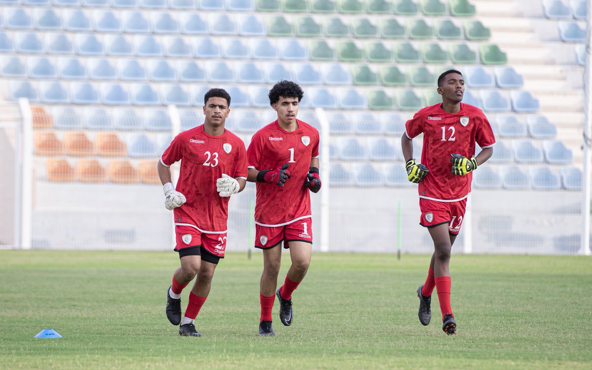 📸 'أحمر' الناشئين يجري حصة مسائية على أرضية ملعب استاد السيب، ويستعد للمغادرة إلى أبوظبي للمشاركة في دورة الألعاب الخليجية الأولى للشباب.