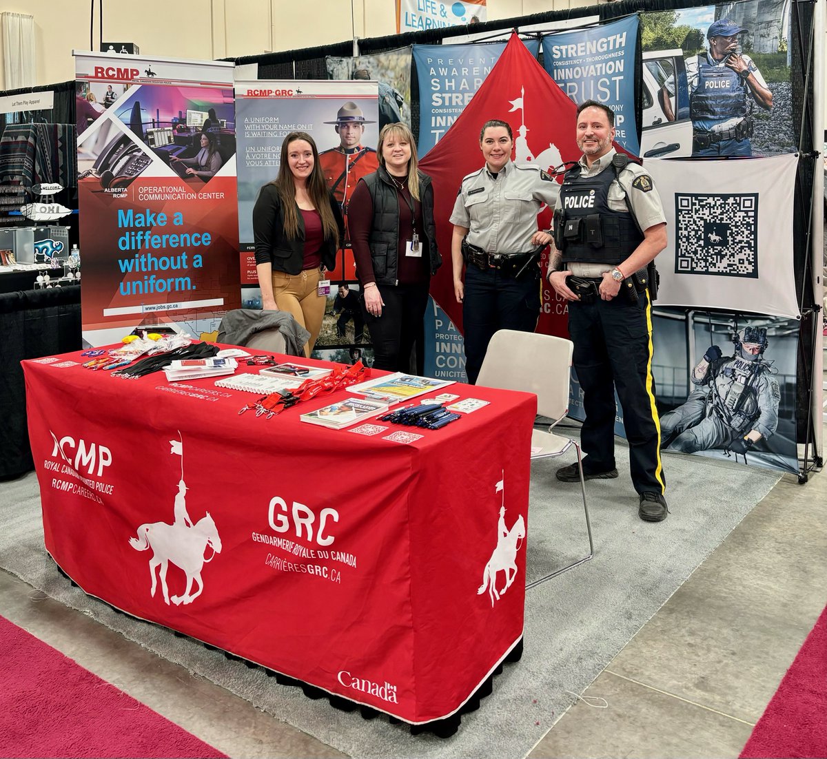 Did you know that members from Recruiting and the Operational Communications Centre are at the National Women's Show in #Calgary this weekend? They'll be available for questions until 6 p.m. today and from 10 a.m. to 5 p.m. tomorrow! #NWShow
