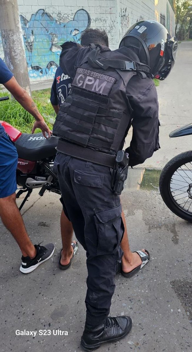 dievalen's tweet photo. Junto al GPM de la Policía de la Provincia estamos actuando en la prevención del delito que se comete usando motos! https://t.co/8lg47IBeym