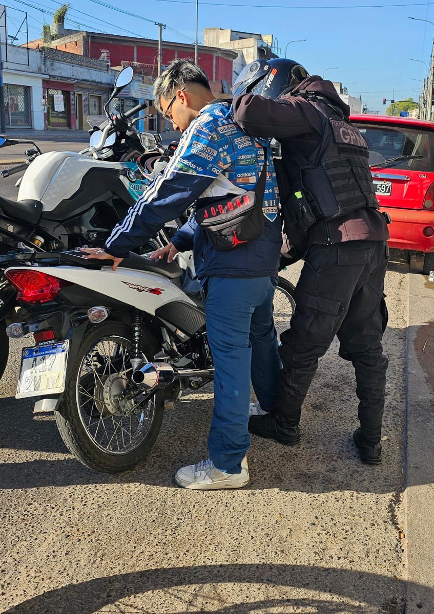 dievalen's tweet photo. Junto al GPM de la Policía de la Provincia estamos actuando en la prevención del delito que se comete usando motos! https://t.co/8lg47IBeym