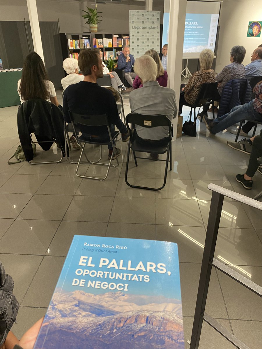 Presentació a #tremp del llibre El Pallars, oportunitats de negoci a la llibreria @lasingratalla escrit per l’economista @ramonrocaribo i presentat per @oriolamat #fempallars #empreneurs #pallars #pirineus @BelartArqTec