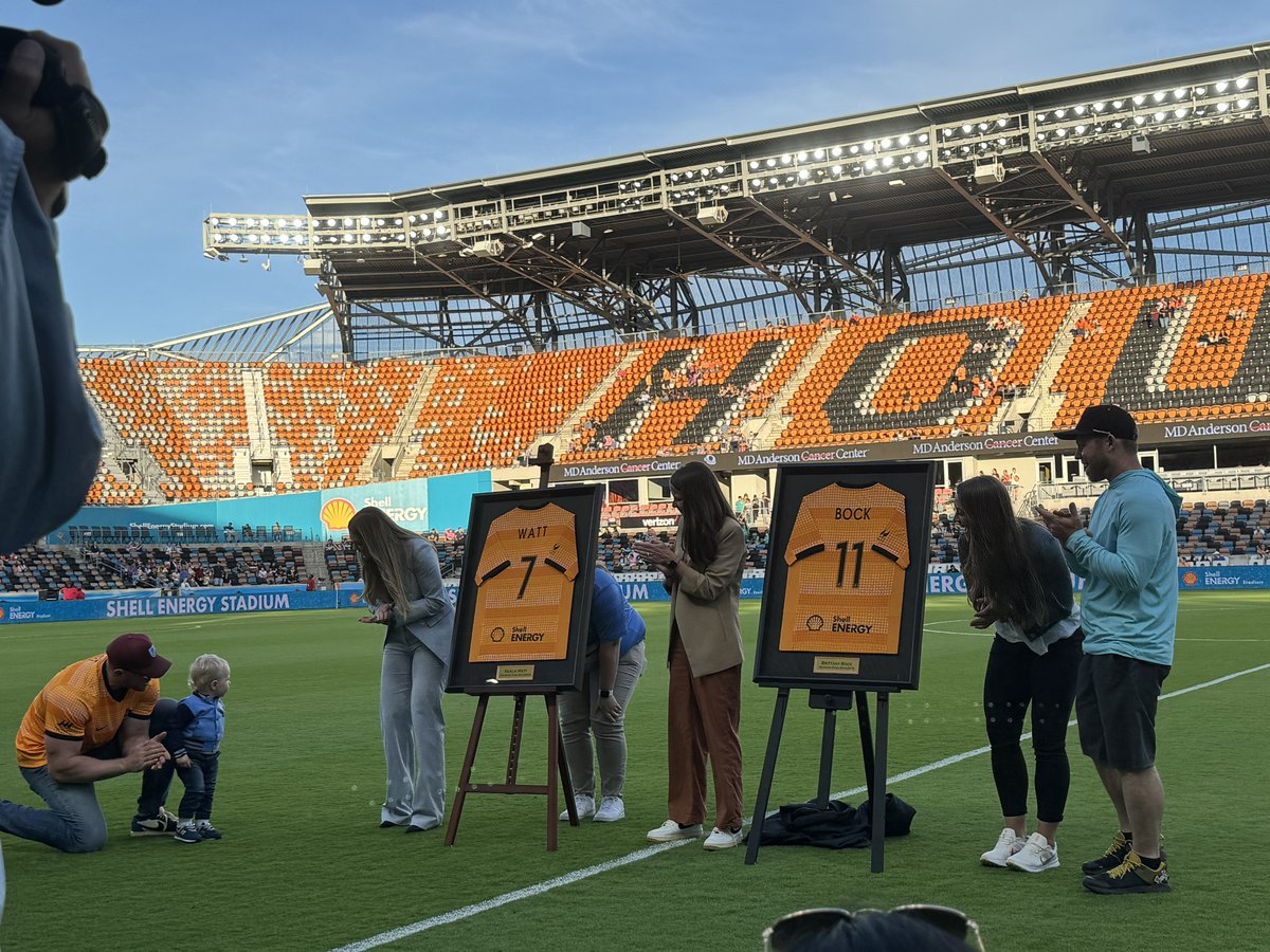 MGSportsTalk's tweet photo. Had a great time covering my 1st @HoustonDash match last night! Special being there for the 10th anniversary of the club, seeing @KealiaOhai honored with 1st ever draft pick Brittany Bock, & the Watt family

Talked to head coach Fran Alonso postgame who was very disappointed with the 3-1 loss. Mentioned injury issues & players returning from international play. Veteran midfielder Sophie Schmidt spoke about giving the ball away & needing to be more aggressive. #HoustonDash