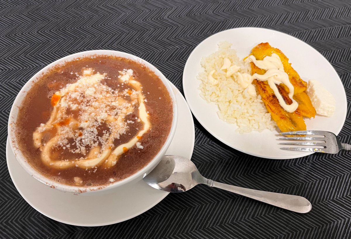 ____Samael____'s tweet photo. Sopita de frijoles con chicharrón, huevo, queso y crema. https://t.co/Ja0tKXjLwG
