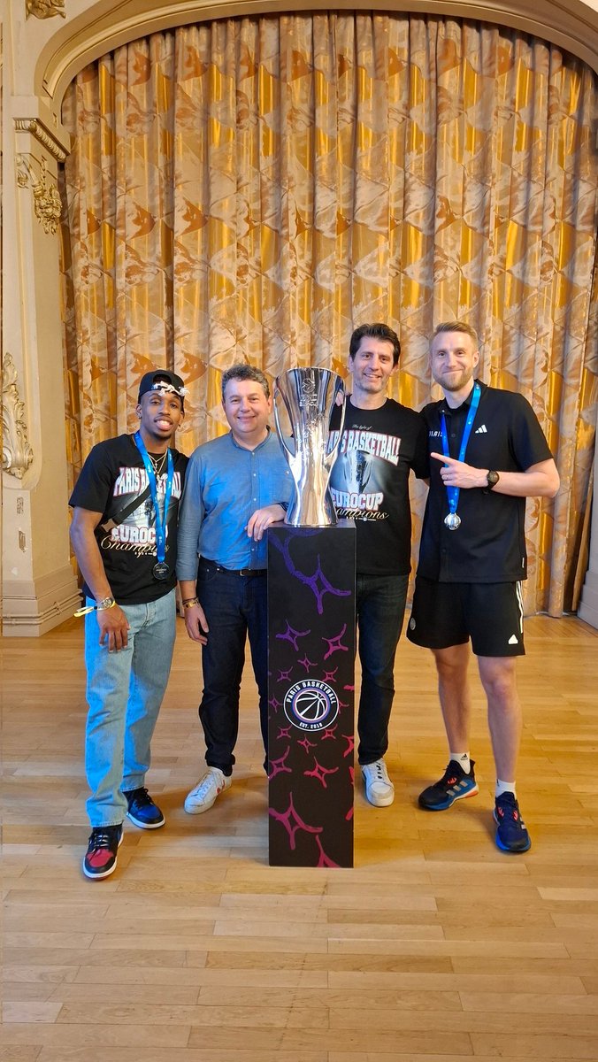 L’équipe de @ParisBasketball à la @mairie18paris avec ́la coupe gagnée hier soir en finale de l’Eurocup ! Quelle fierté pour @Paris et #Paris18 ! Bravo 👏