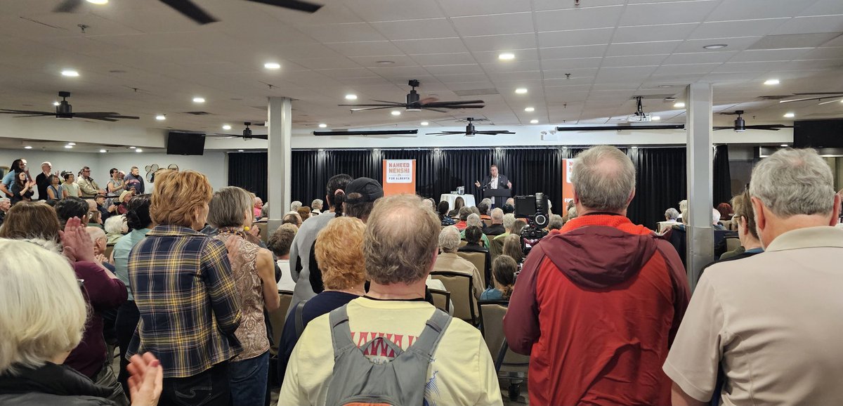 Hundreds hear Naheed @nenshi in #Lethbridge on a sunny Sat. morning.
Standing room (4-6 deep) only
#YQL #ABNDPLeader #ABNDP  #AlbertaNDP #ABPoli 
#NenshiForAlberta 🧡💜