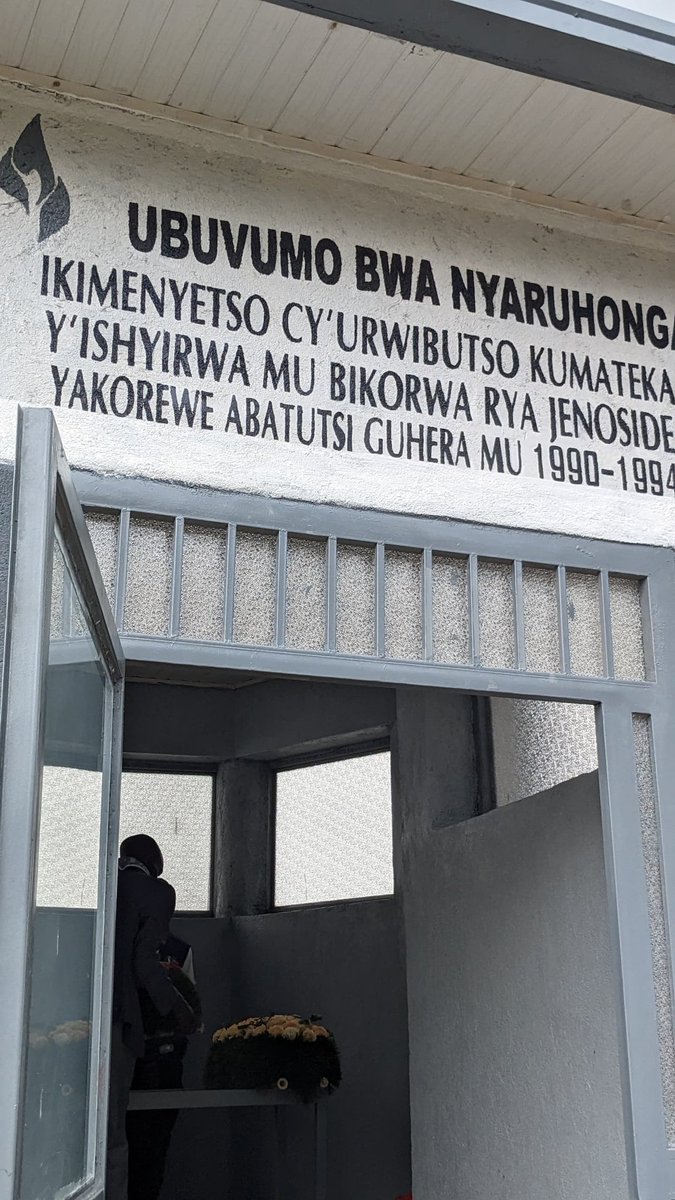 Mu Karere ka @NyabihuDistrict, #Kwibuka30 byakomereje ku buvumo bwa Nyaruhonga bwajugunywemo abishwe muri Jenoside , Uretse abatutsi benshi b’i Nyabihu bishwe bakajugunywamo, ngo hari n’abandi bahiciwe baturutse hirya no hino mu Rwanda bahunga berekeza muri R.D Congo.