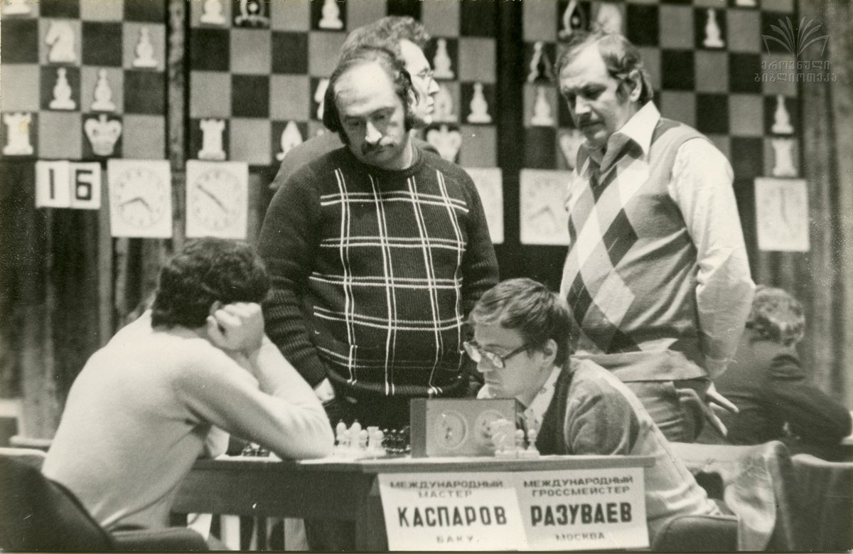 Minsk, December 1979. 16-year-old International Master @Kasparov63 (Baku) is in play v. GM Yuri Razuvaev (Moscow) in the 8th round of the 47th USSR Championship final. Tamaz Georgadze & Yuri Balashov look on. (📷: M. Rabkin, via dspace.nplg.gov.ge/handle/1234/14….) #chess
