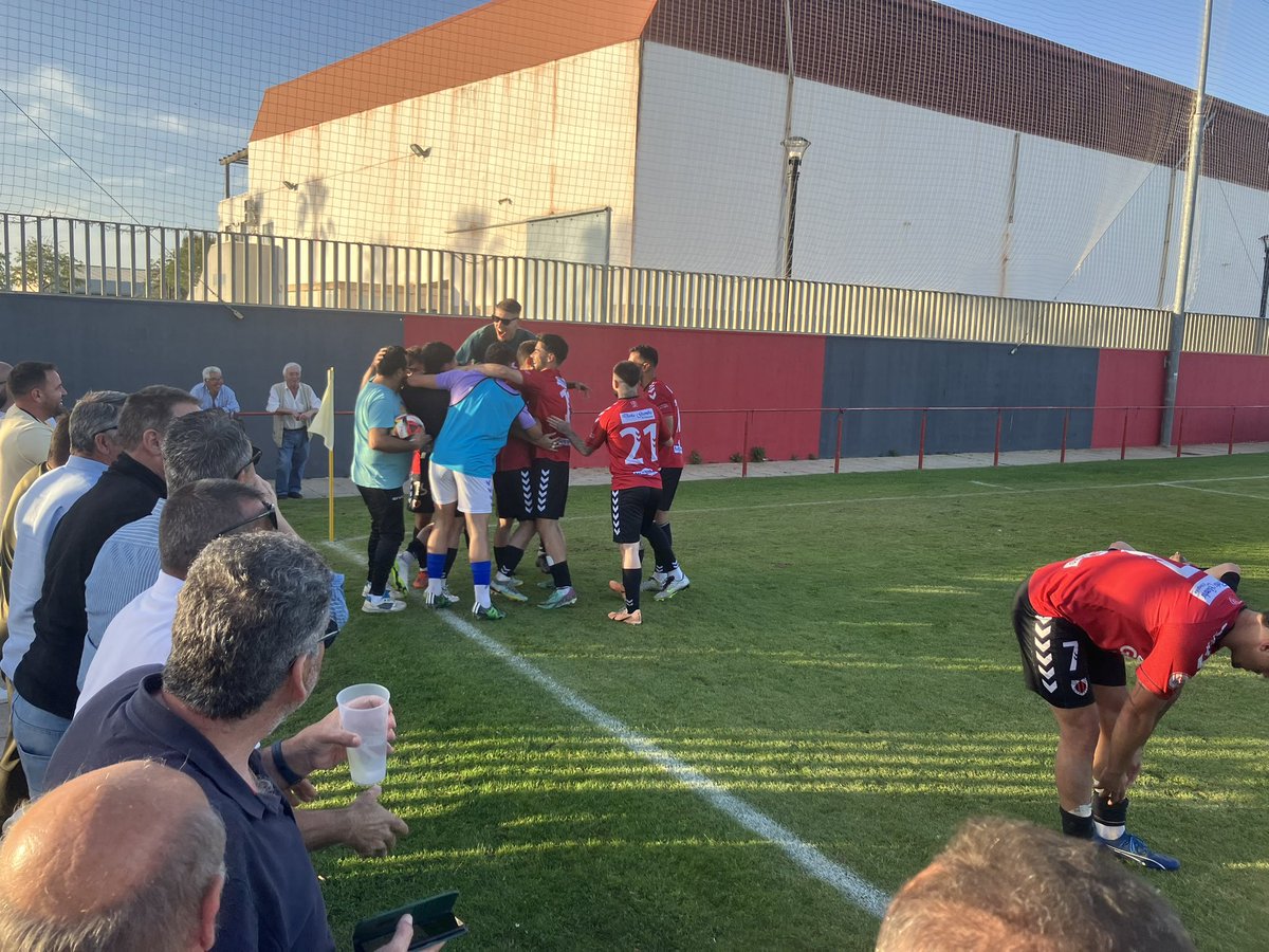 Estalla el Luis Rodríguez. Jugadon de @alberto_ulloa1 y marca @jmgalan10. @AD_Cartaya 2-1 @SalermPG. El #Cartaya, cerca de cerrar un triunfo que puede ser una permanencia en #TerceraFederacion.

#Huelva