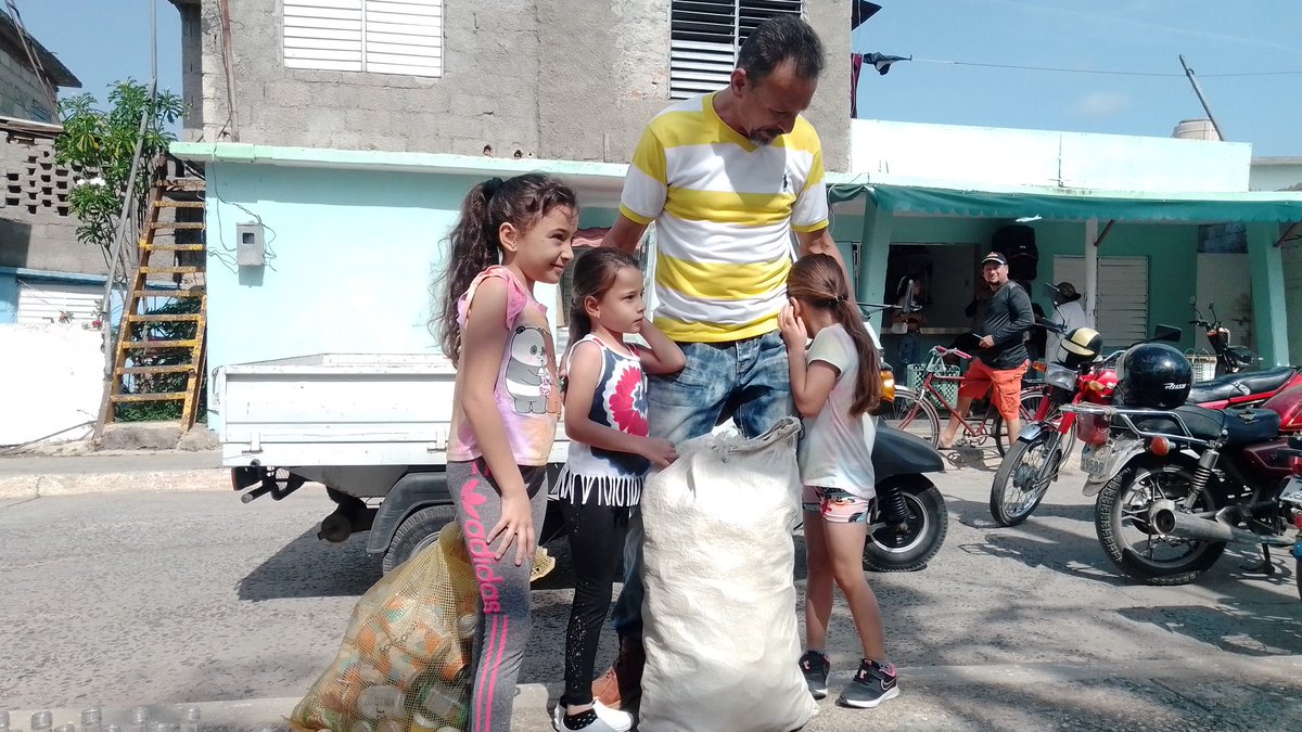 Se realiza Festival de Materia Prima en la Zona 20 del Municipio de #CiegodeAvila ..esta jornada provechosa entre la Población, los #CDR y la Empresa de Recuperación de Materia Prima de Ciego de Ávila, nos acompañó Leonardo Tracter #latirxun26avileño #CDRCuba #Cuba @GHNordelo5