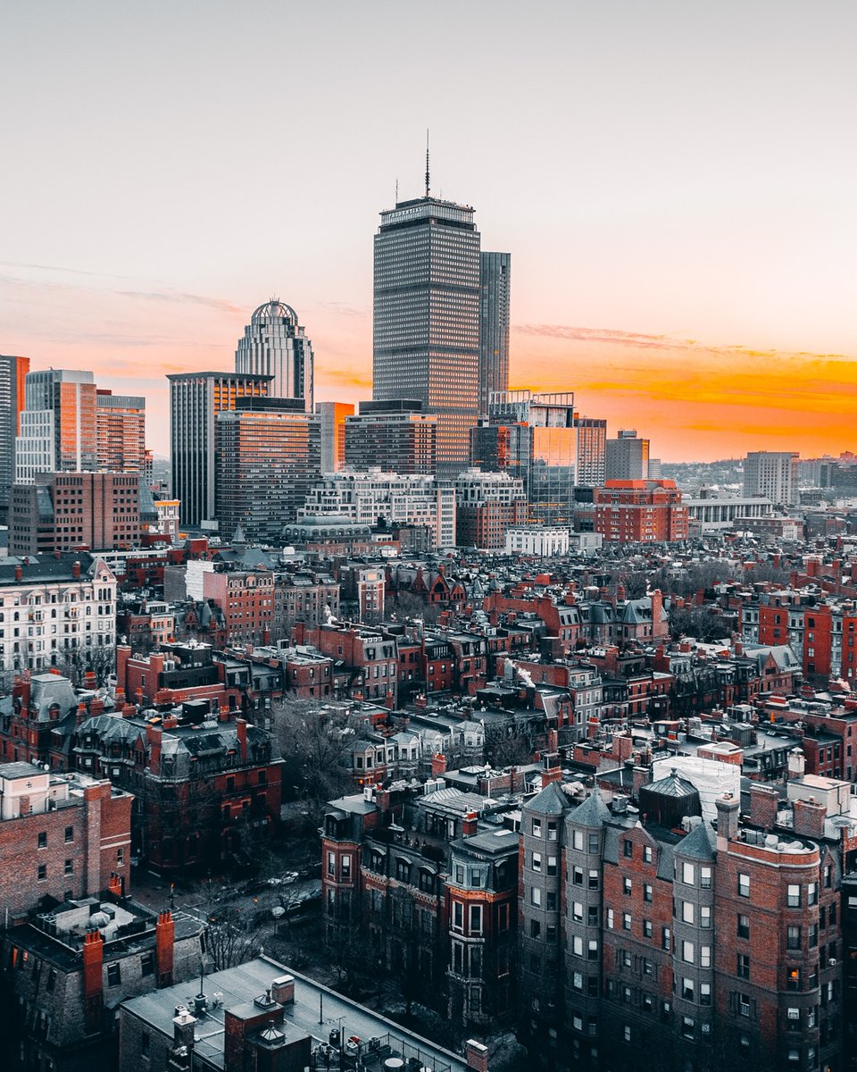 Boston 🇺🇲 
Have a great weekend everyone ☀️ 
•
• 
•
➢ Credit 👉🏆📸 @mediabymarvin
• 

#conexaoamerica #boston
#architecture #architecture_greatshots #igers_boston1st #urbanscape  #bostonusa #bostonblogger #bostonphotographer #moody_tones  #bostonsworld #bostondotcom