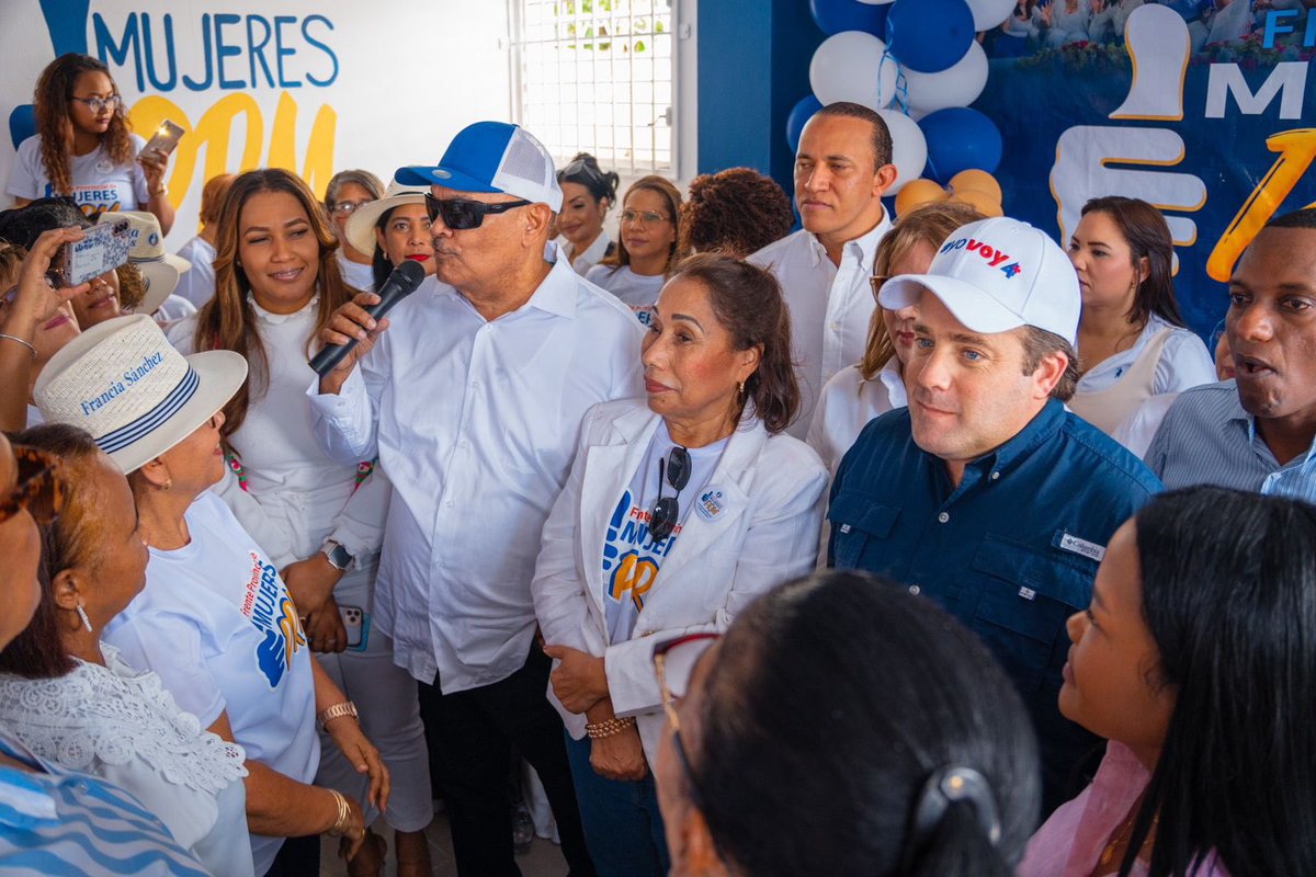 Las mujeres son motor de cambio, esenciales para construir un mejor futuro para todos. Muy grato acompañar a Doña <a href="/yadirahenriq/">Yadira Henriquez</a> en la juramentación de su comando de campaña en San Juan de la Maguana. 🔵⚪️