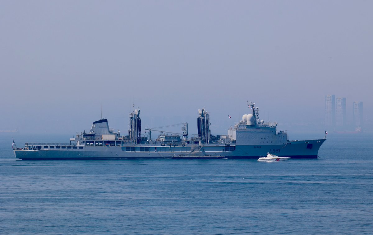 .@NATO #SNMG2 Istanbul port visit: Hellenic Navy’s Elli class frigate HS Themistoklis (x- ZrMs Philips Van Almonde) & Turkish Navy's TCG Yavuz are alongside in Sarayburnu. @MarineNationale's Durance class command & replenishment vessel Somme is at anchor at Moda Point. #WeAreNATO
