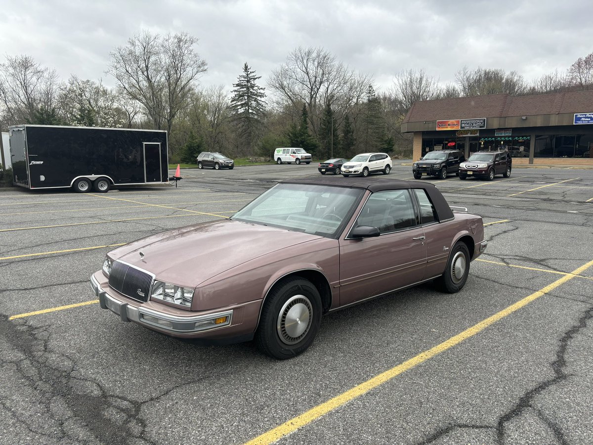 RoxiWheels's tweet photo. I got da Buick, it’s so smooth and floaty and comfy, turning is scary tho it don’t do that https://t.co/o0eNKGQEx8