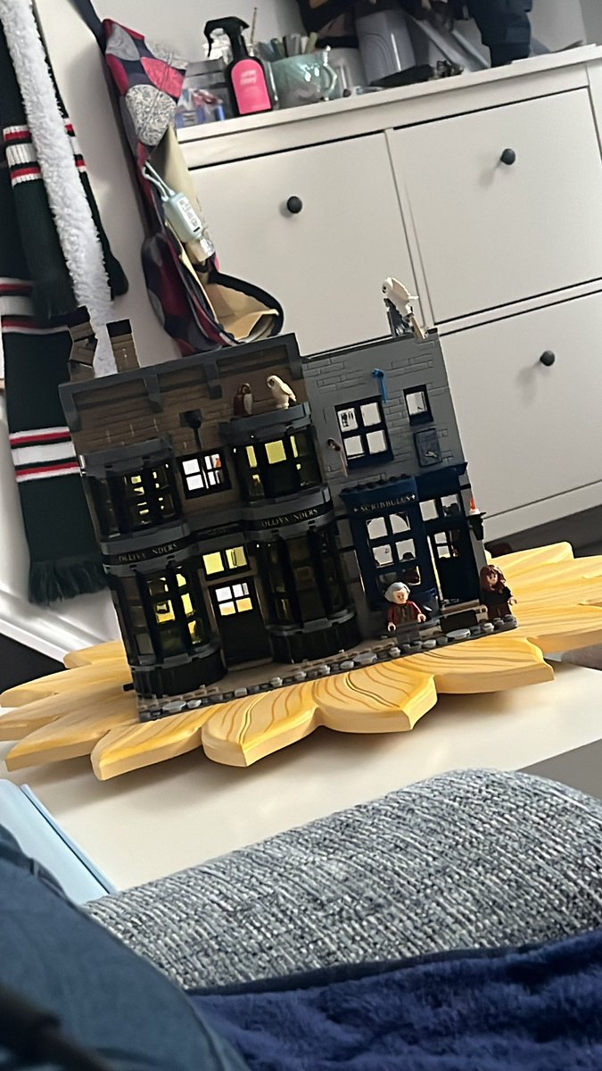 Emzieness's tweet photo. @CharlotteWPhD I use mine to build Lego 🤣 https://t.co/xSbzzB5LWt