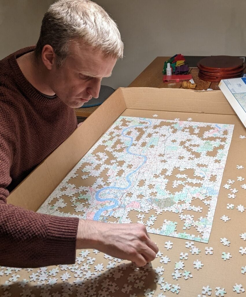 Maps in the Wild: The Pieces of London: We all love a map jigsaw, well at least Harry Woods and I do. Here’s Harry making a jigsaw map of London that was made from OpenStreetMap. I guess you could make a jigsaw of your favourite location, could be one… dlvr.it/T5SkbX