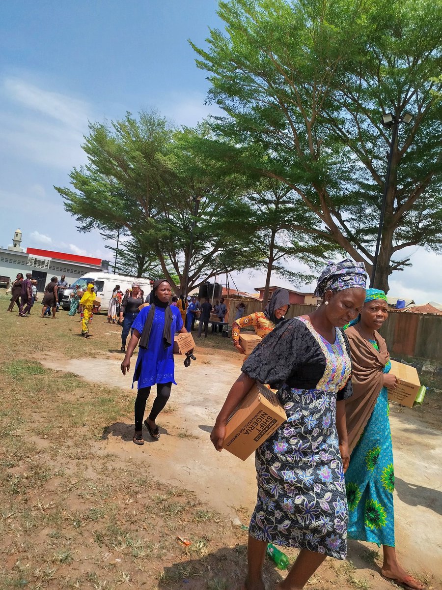 It's another day that all of us at SHIFT Nigeria Lagos in collaboration with FoodClique went to put smile on the people of Ikorodu faces.

Like it is our tradition we have always been looking for a way to make sure that our society is better and everyone feel cared for .