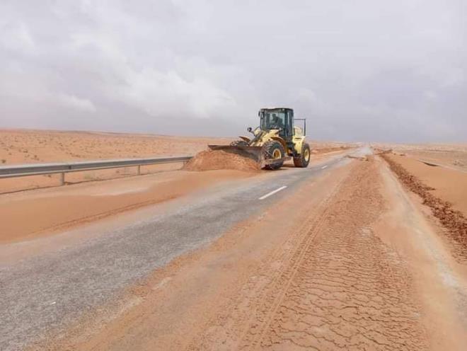TapNewsAgency's tweet photo. #Tunisia: Road traffic to #KsarGhilane, #Kebili has resumed after teams from the Regional Public Works Directorate in #Douz intervened on Saturday morning at Om Chieh track , in line with the measures adopted by the regional emergency relief commission. https://t.co/qF2NOwBk09 https://t.co/TreyTVbsLW