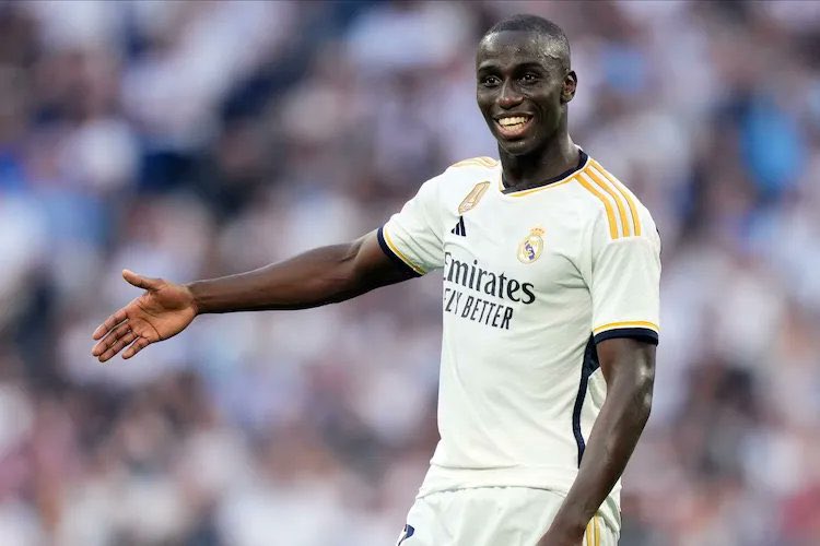 DjMaRiiO's tweet photo. Mendy posando con un lateral que defiende mejor que él. https://t.co/Zq9nXVeKz0
