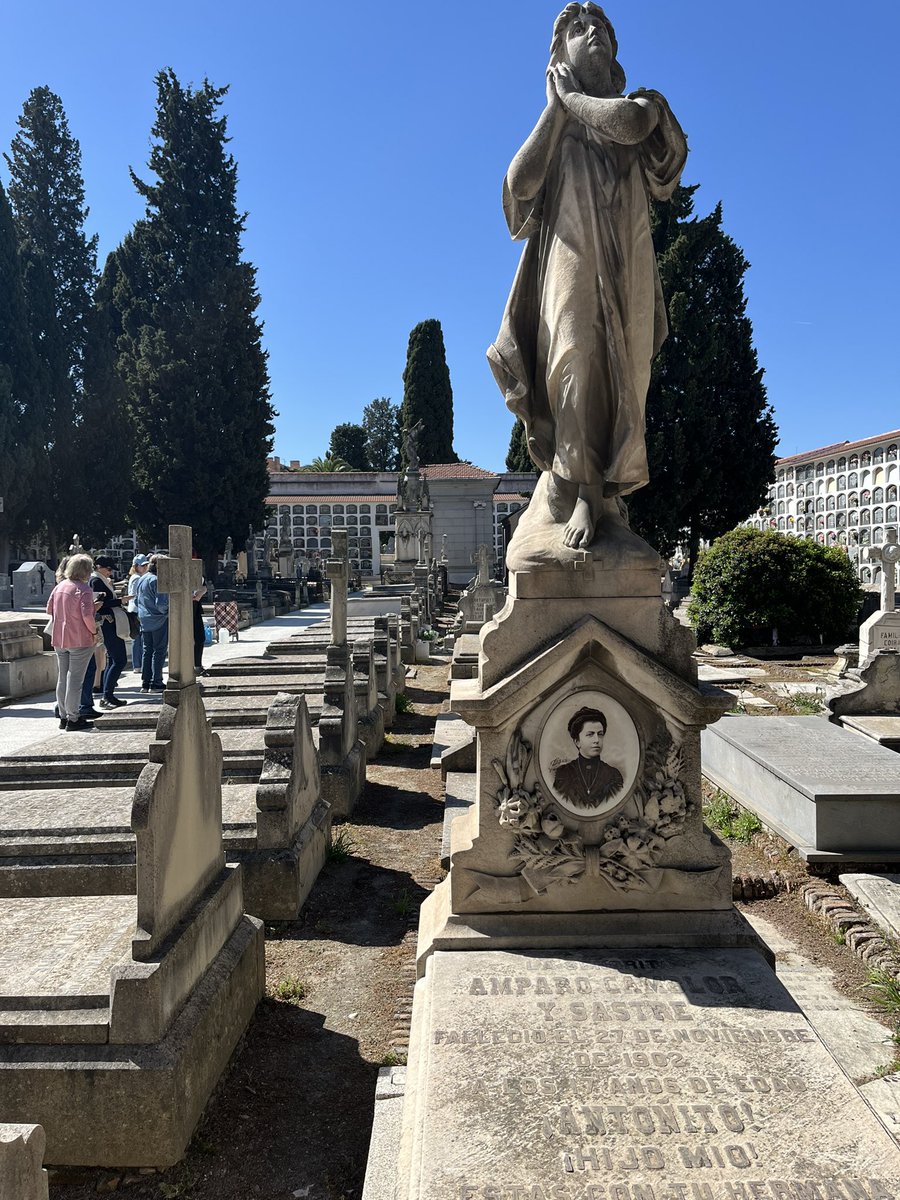 AllegraByron194's tweet photo. Las chicas de @FunerarteM son capaces de hacerte adorar más los #cementerios, que en mi caso ya es difícil. Hoy, del Sacramental de San Lorenzo, me llevo joyas en forma de arte único funerario y joyas de personas como @chatarreranordi y @aariztoy 🖤
Y con cumpleaños incluido! https://t.co/XYmXoUb65r