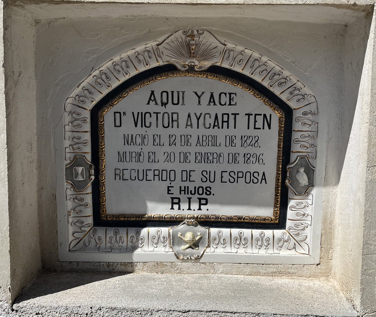AllegraByron194's tweet photo. Las chicas de @FunerarteM son capaces de hacerte adorar más los #cementerios, que en mi caso ya es difícil. Hoy, del Sacramental de San Lorenzo, me llevo joyas en forma de arte único funerario y joyas de personas como @chatarreranordi y @aariztoy 🖤
Y con cumpleaños incluido! https://t.co/XYmXoUb65r