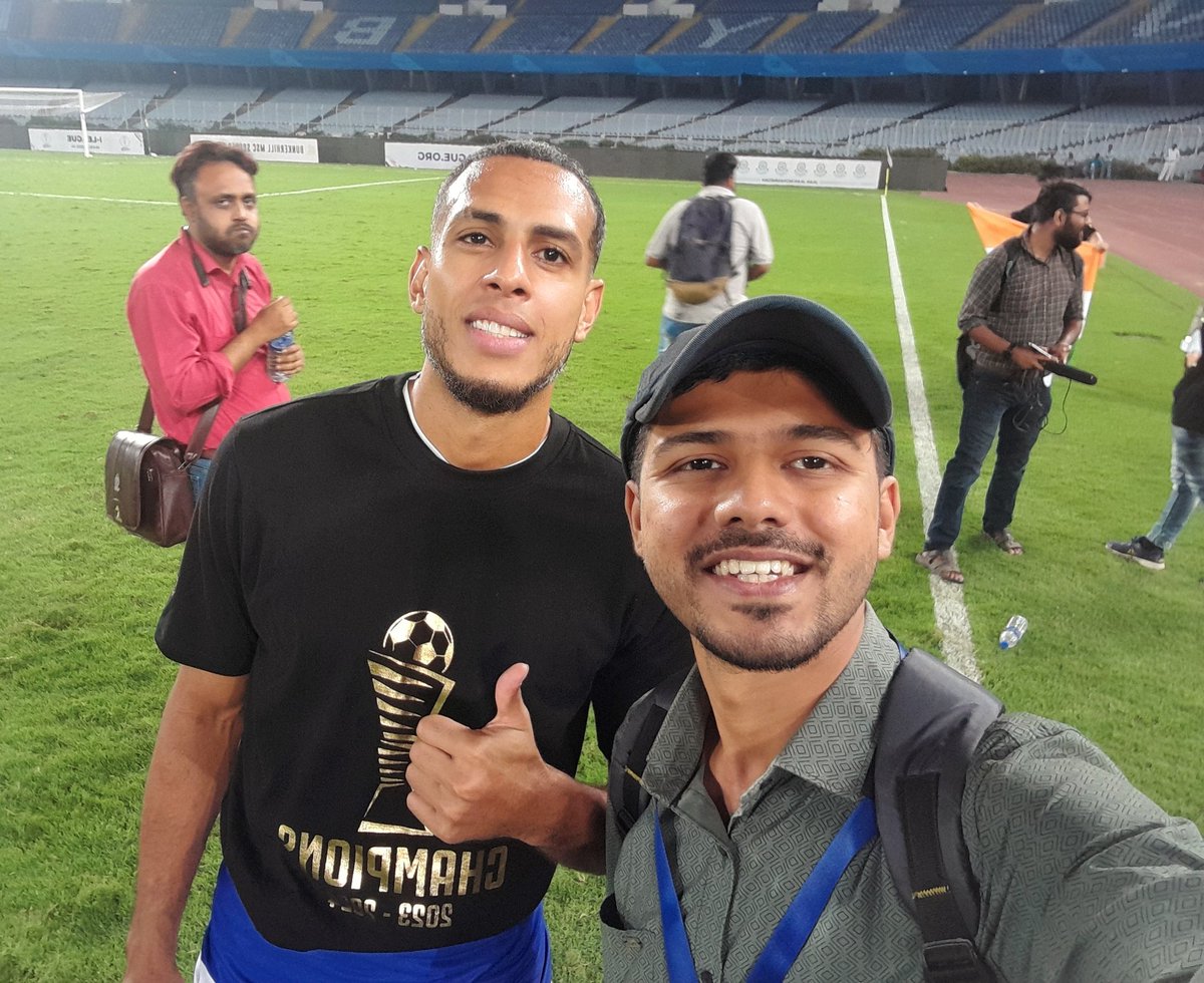 With the Champion Boy ⚽️🤟

Eddie Hernández, Congratulations Bro 🤍🖤

#ILeague #MohammedanSportingClub 
#IndianFootball #KolkataFootball