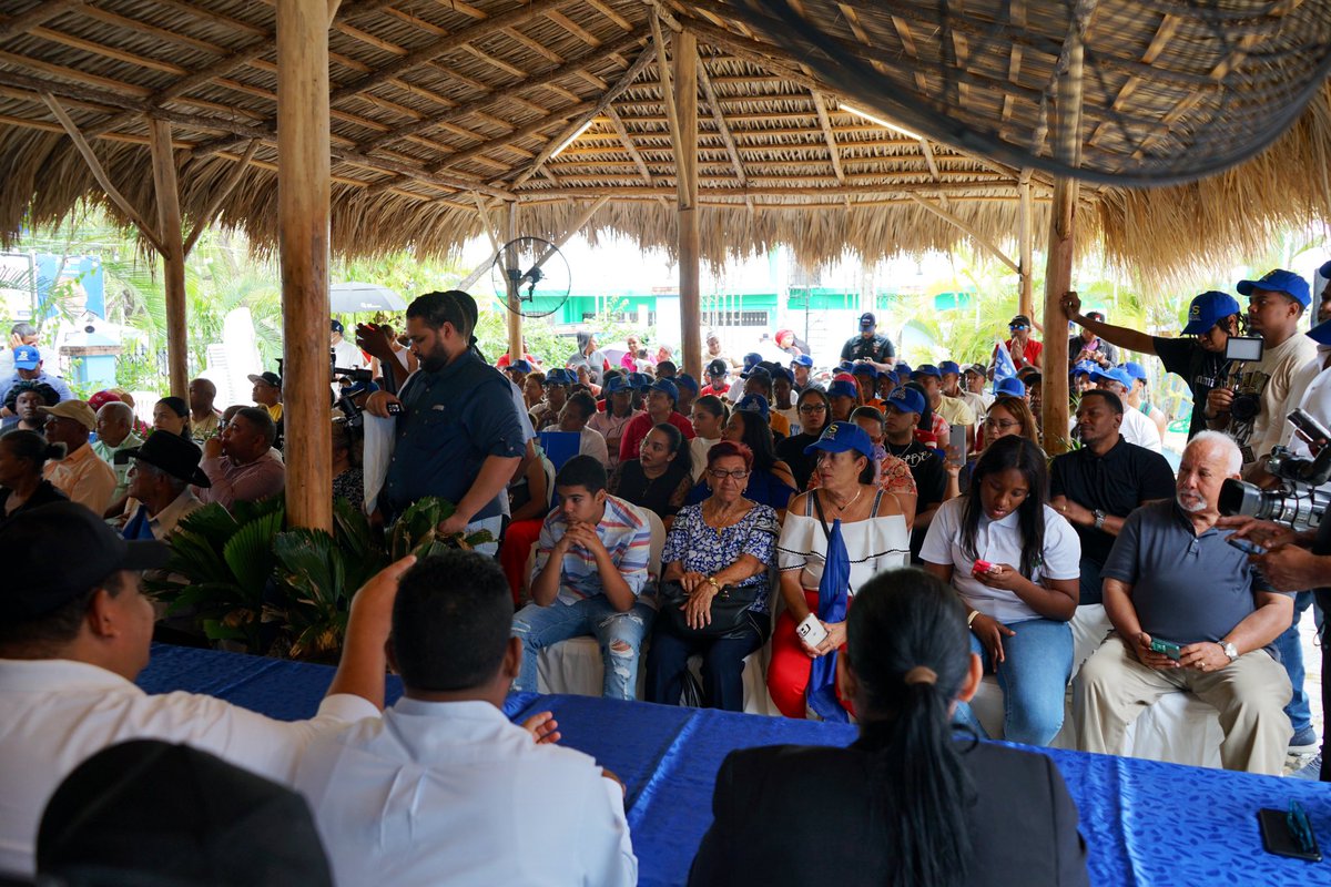 JSocialDO's tweet photo. ¡Seguimos fortaleciéndonos! 

Hoy en Baní, juramentando a nuevos miembros del partido y proclamando al candidato y seguro senador de Peravia, @JulitoFulcar. https://t.co/bTJW0yMnbs
