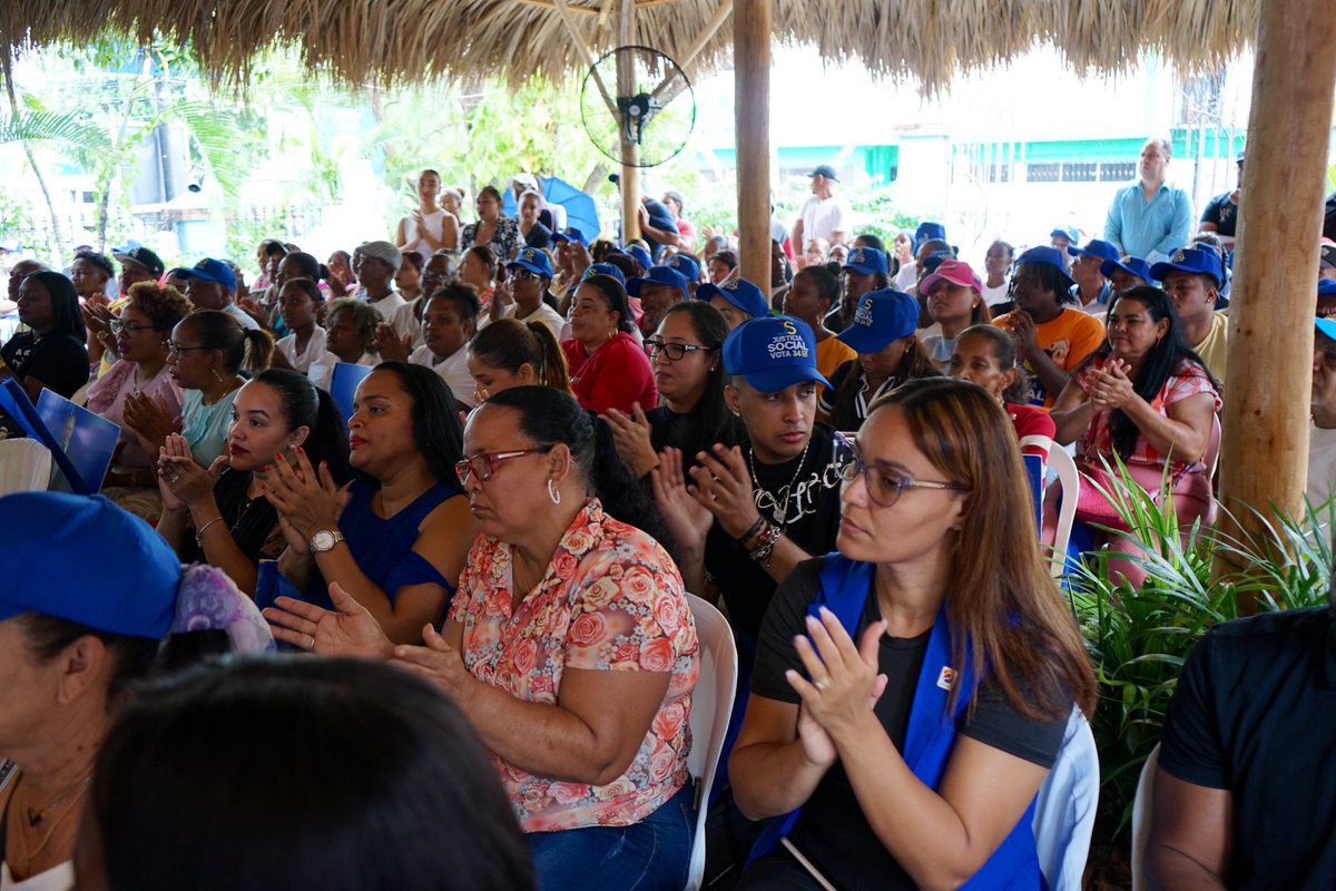 JSocialDO's tweet photo. ¡Seguimos fortaleciéndonos! 

Hoy en Baní, juramentando a nuevos miembros del partido y proclamando al candidato y seguro senador de Peravia, @JulitoFulcar. https://t.co/bTJW0yMnbs