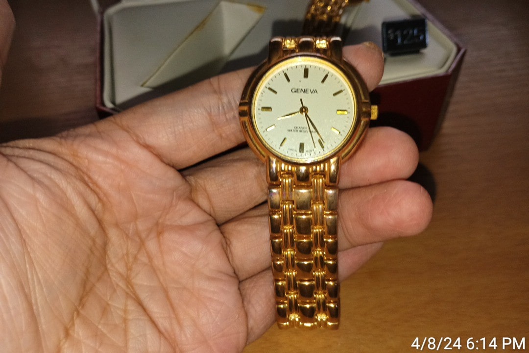 WeazelMart's tweet photo. For sale as is on #ebay. A pre-owned Geneva Y2K watch set. His and Hers matching gold watches in a lovely red case. Item will be shipped via #USPS. Listed price is $50. 

https://t.co/RrIi5shIot https://t.co/FYrhyQrsTq