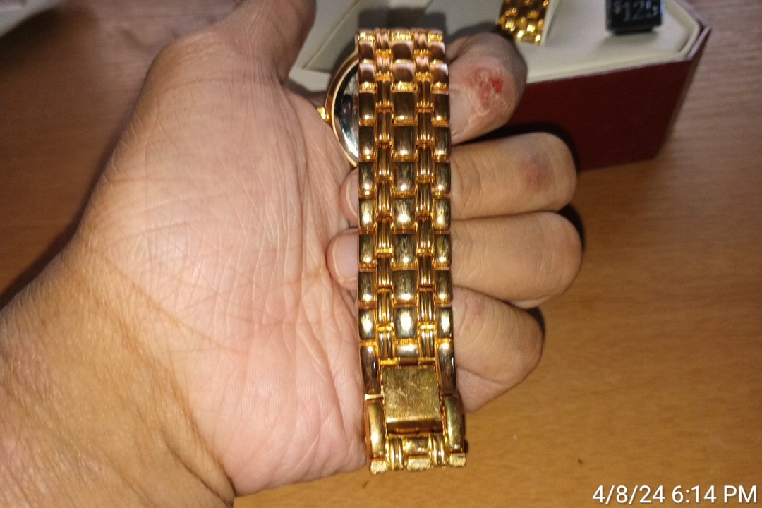 WeazelMart's tweet photo. For sale as is on #ebay. A pre-owned Geneva Y2K watch set. His and Hers matching gold watches in a lovely red case. Item will be shipped via #USPS. Listed price is $50. 

https://t.co/RrIi5shIot https://t.co/FYrhyQrsTq