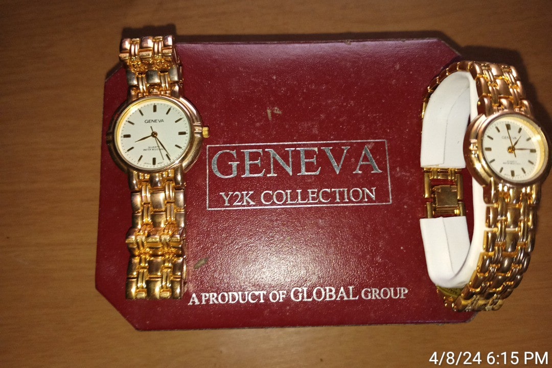 WeazelMart's tweet photo. For sale as is on #ebay. A pre-owned Geneva Y2K watch set. His and Hers matching gold watches in a lovely red case. Item will be shipped via #USPS. Listed price is $50. 

https://t.co/RrIi5shIot https://t.co/FYrhyQrsTq