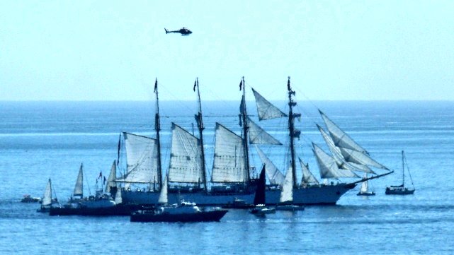 ocean-ops.org/reportcard/ vista de #Viña_del_Mar al zarpe desde la bahía de @Valparaiso 🇨🇱(CL) del buque escuela Esmeralda.CL/itinerario-2024 navegando con rumbo al @canaldePanama 🇵🇦(PA) en su LXVIII crucero de instrucción por América del Sur 🇨🇱🇵🇦🇨🇼🇧🇷🇦🇷 y las costas de Europa 🇪🇸🇨🇵🇬🇧🇵🇹