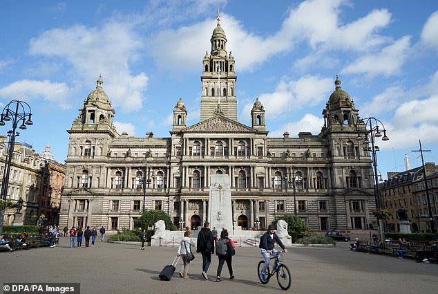 A #LabourParty councillor accused of making racist remarks has been suspended by the party after she claimed that ; ‘white children & teachers were being attacked'. Glasgow councillor Audrey Dempsey said she had been told by staff & parents from several schools in the south…