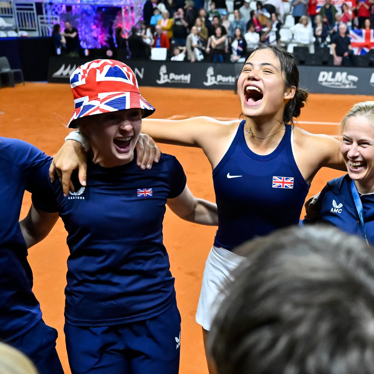 Wouldn't be a Great Britain celebration without a bucket hat 🇬🇧 @andy_murray 🤝 Fran Jones