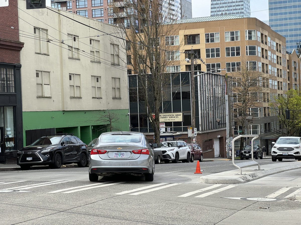streetcrafting's tweet photo. @seattledot Pike &amp; Melrose is a constant cluster of negligent drivers  and near collisions. I’ve seen six vehicles going the wrong way up Melrose and down Pike in the last few minutes. It’s unsafe for all street users. #visionzero https://t.co/QjWa4CJUy6