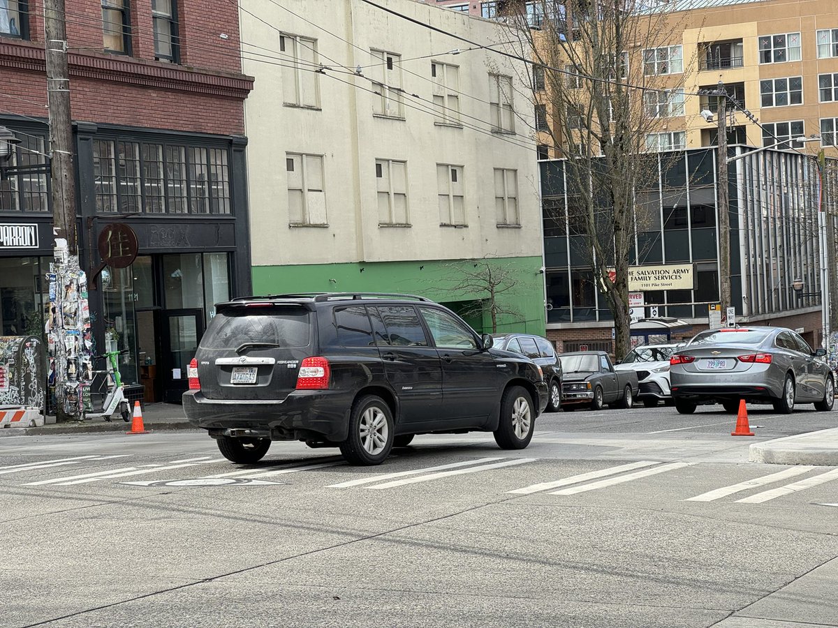 streetcrafting's tweet photo. @seattledot Pike &amp; Melrose is a constant cluster of negligent drivers  and near collisions. I’ve seen six vehicles going the wrong way up Melrose and down Pike in the last few minutes. It’s unsafe for all street users. #visionzero https://t.co/QjWa4CJUy6