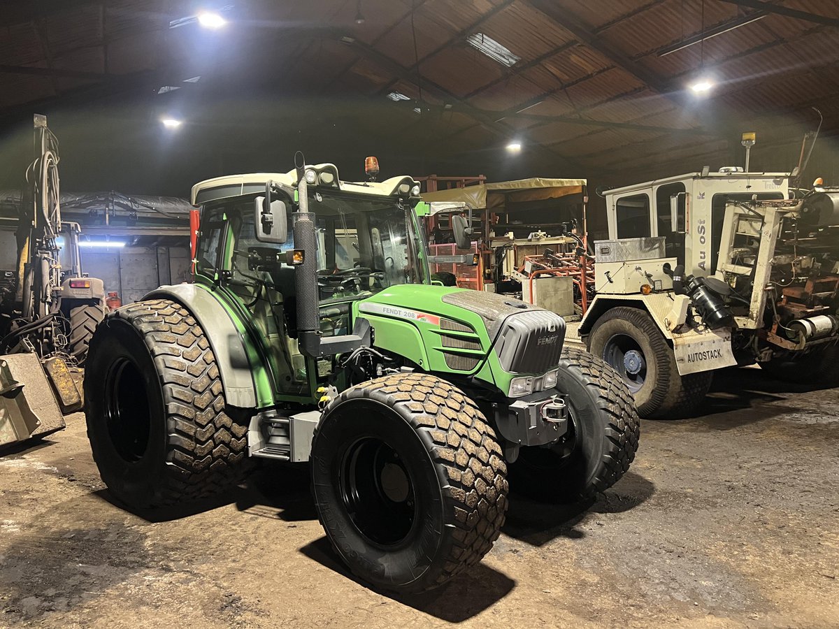 'Echt Fett', ein #Fendt 208 mit 850er Reifen hinten und 500er vorne.