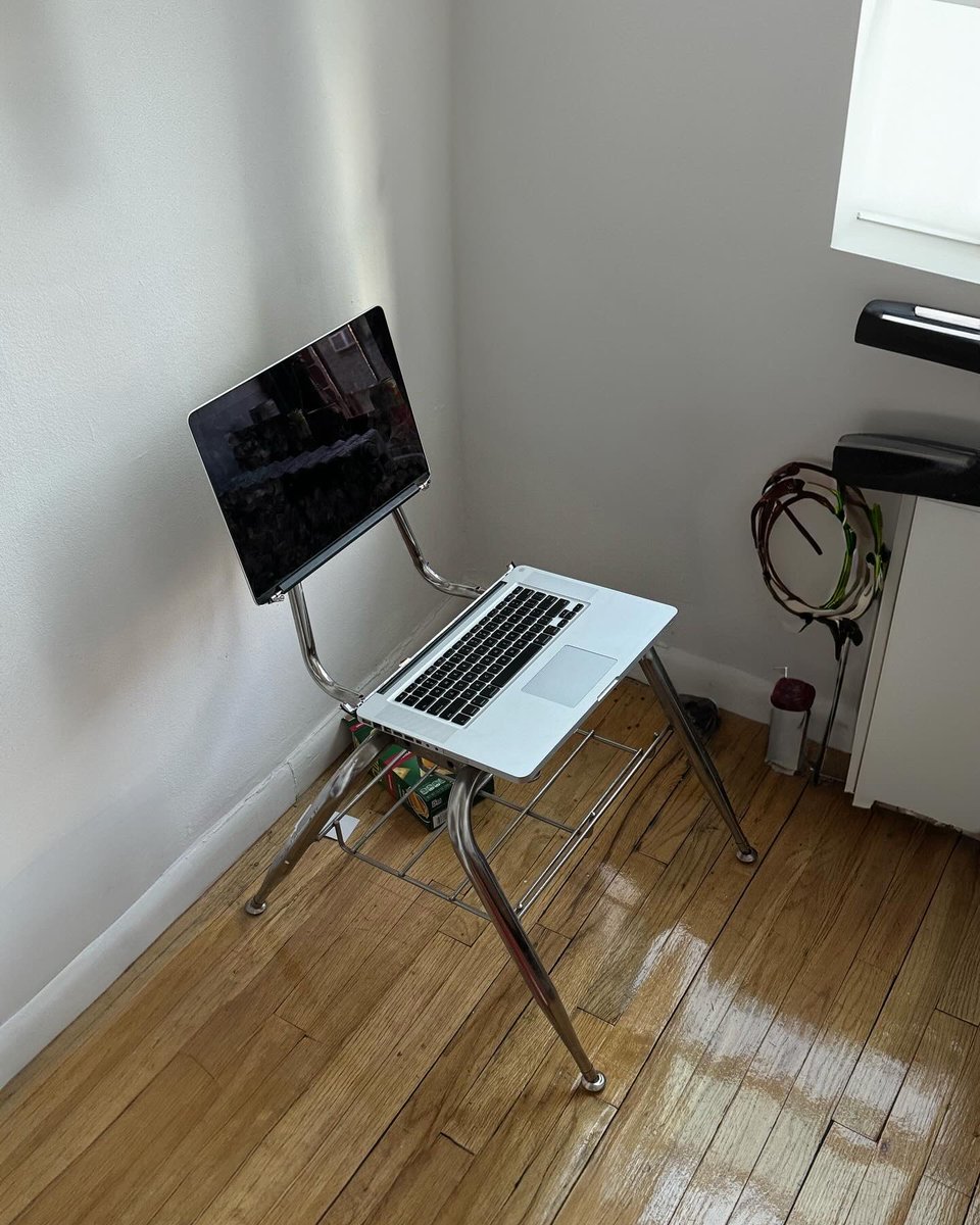 3CC0__'s tweet photo. MacBook Chair by Samlwtn (2024) https://t.co/ruzA4obWvD