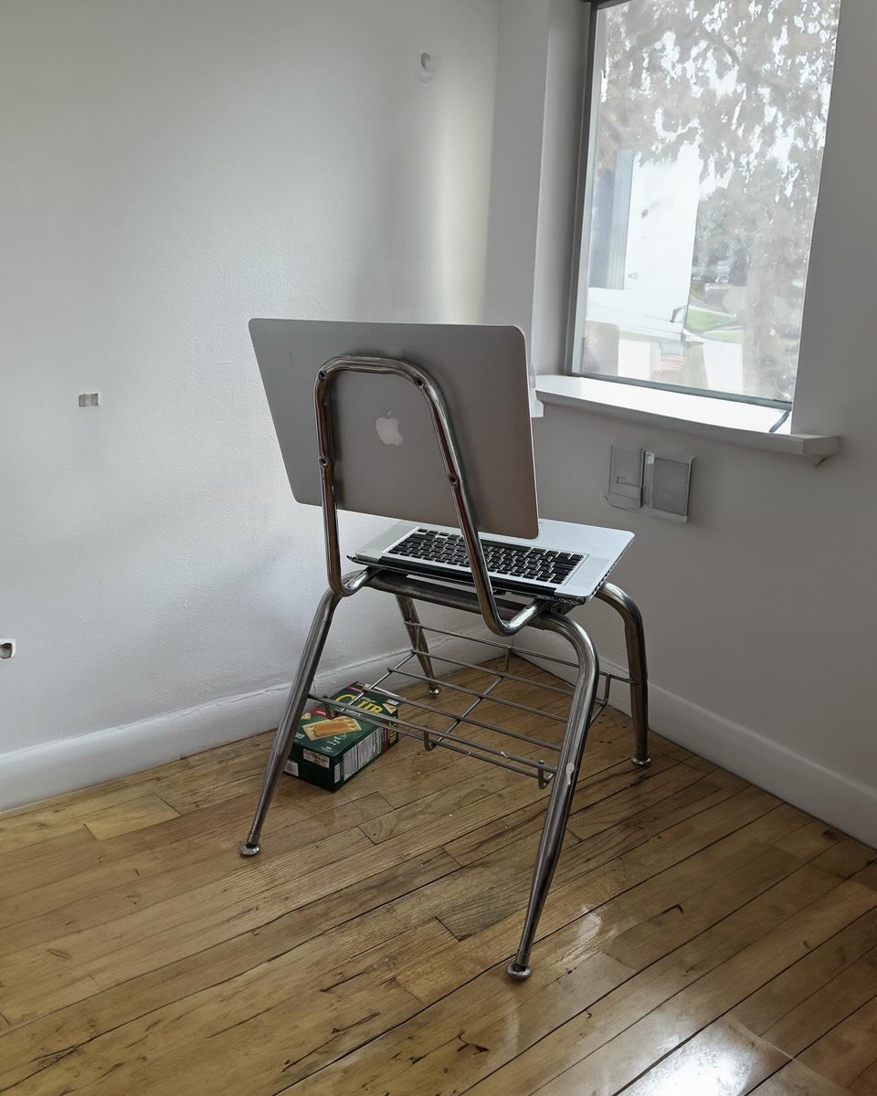 3CC0__'s tweet photo. MacBook Chair by Samlwtn (2024) https://t.co/ruzA4obWvD