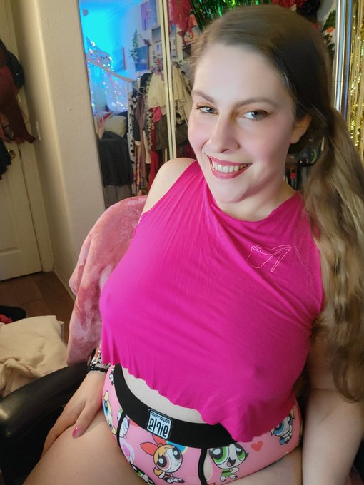 No bra kinda day. 💖 https://t.co/srTgvmjJuu