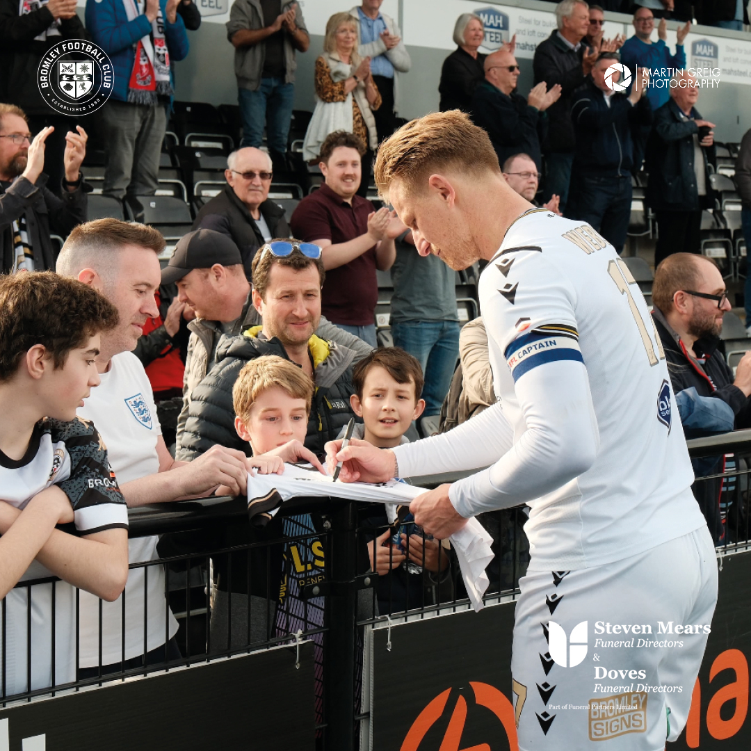 Players 🤝 Fans What it's all about 🙌 #WeAreBromley