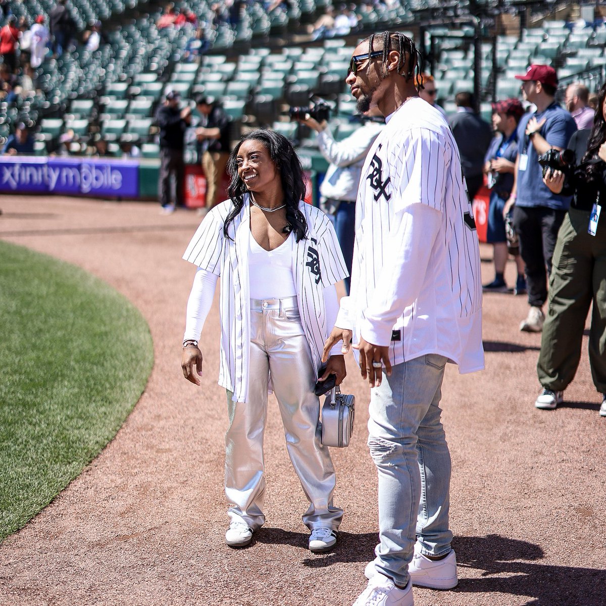 Welcome to Chicago, @jjowens_3 & @Simone_Biles! 🤩