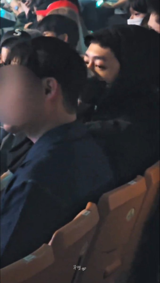 FROMHW2's tweet photo. 헉 머야 형원이 어제 데이식스 콘서트 갔었구나 https://t.co/i7GW1HHhB7