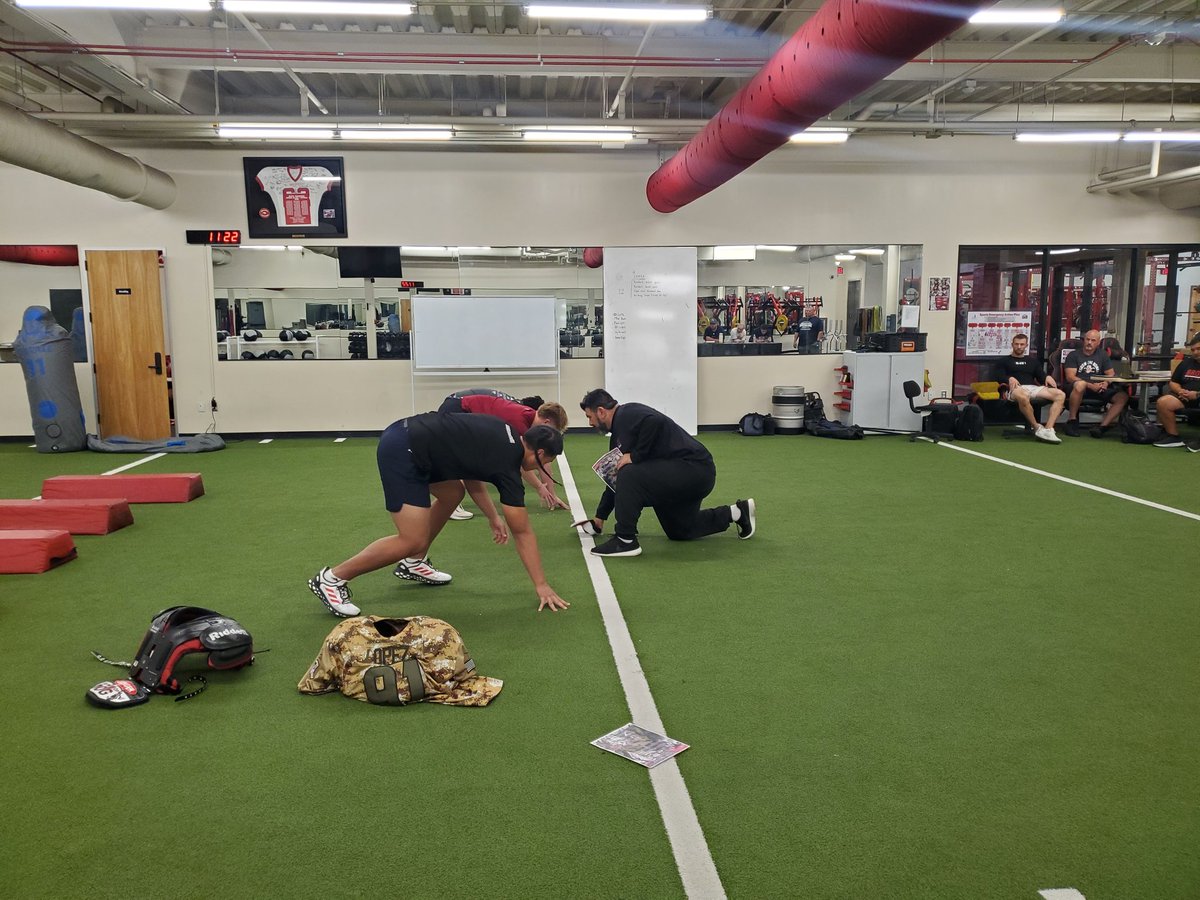 AzFCA Coaches ➡️ Desert Ridge HC Roy Lopez works Defense Line Fundamentals. @CoachRoyLopez @RoyLopez__ @AzFBCoaches @AZHSFB @DRJaguarsFB