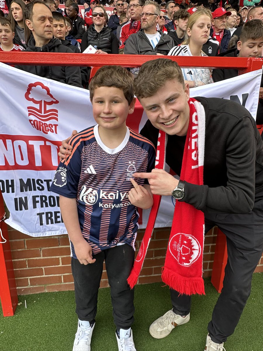 Think he enjoyed his day at his favourite place 🥰 thank you #reyna it will be treasured forever ❤️ and thank you @maxdhayes he was buzzing to get the flag pic he’s a massive fan of yours 😘 @NFFC #matchday #❤️it #autisticfan