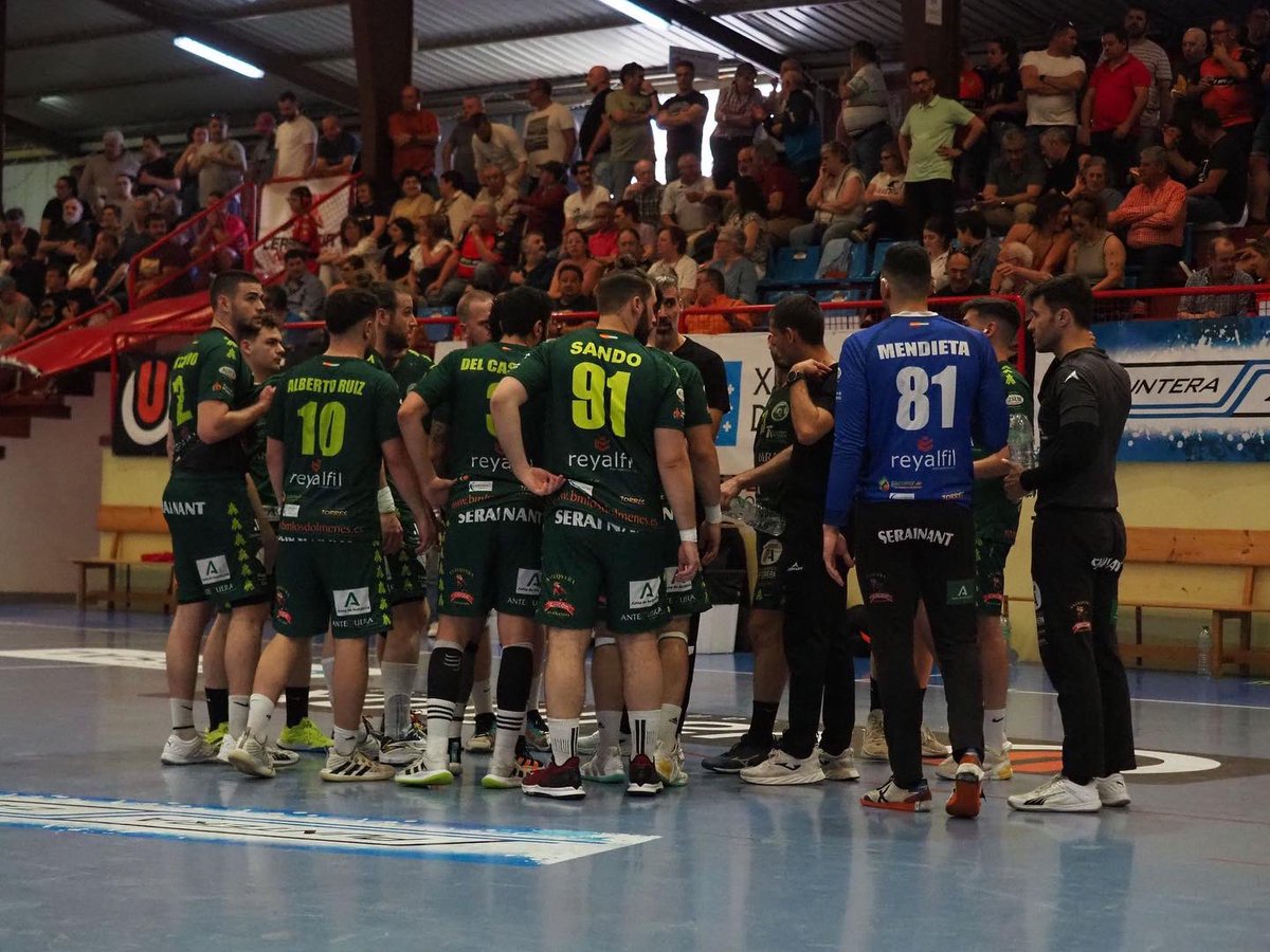 DolmenesAtqBM's tweet photo. ⚔️🤾🏻‍♂️Coraje, Garra, Pundonor… este equipo va a luchar hasta el último segundo siempre 💪🏼💚

Partidazo de todo el equipo en O Rosal con un ambientazo de puro #balonmano 🍍 ¡Qué bonito es este deporte! 

#MuchoVerde 💚 #EsteVerdeContagia #SomosDeBalonmano https://t.co/BGN00HymM5