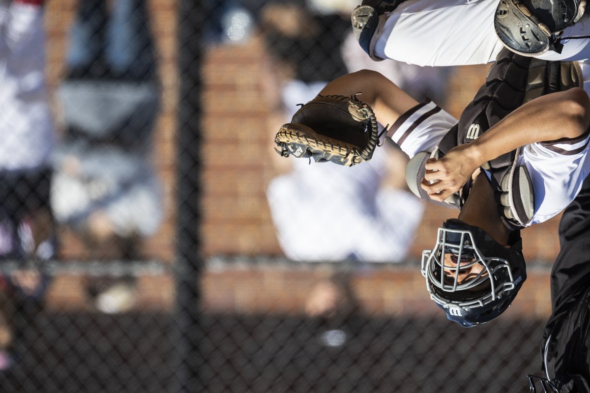 VincentDJohnson's tweet photo. When the tripod mount on your 400mm f2.8 locks up and you have to shoot baseball with your camera upside down using your left hand. Did this for about 2 innings today before I just went with my 70-200mm. #photographyProblems #MountCarmel vs #StRita #baseball. https://t.co/RBk3PKtWZn